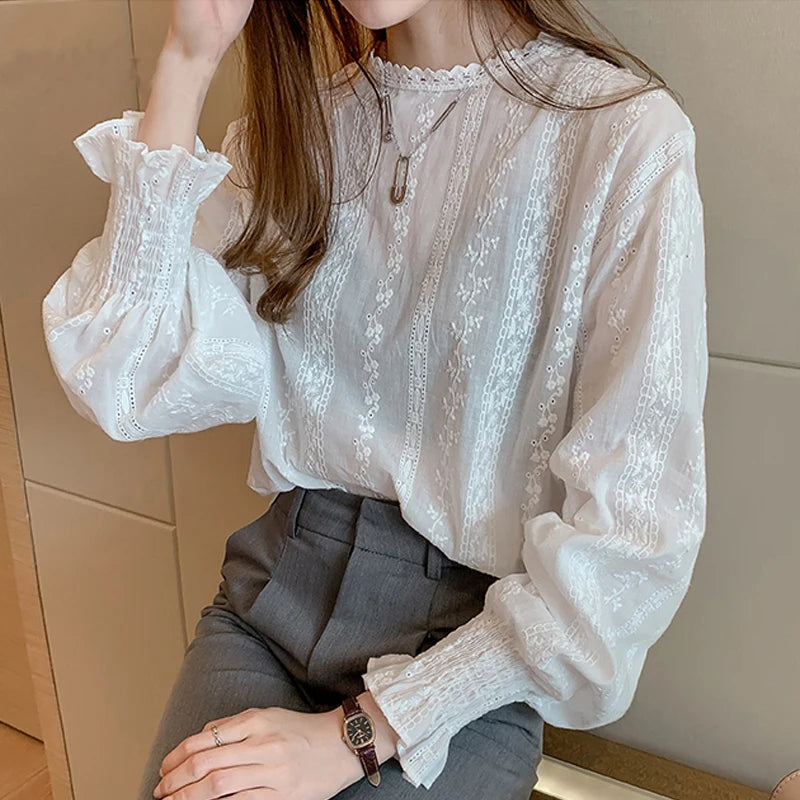 Vintage style lace shirt Flare sleeve Hollow out White blouse Casual clothing New fashion Women lace Tops Blusa