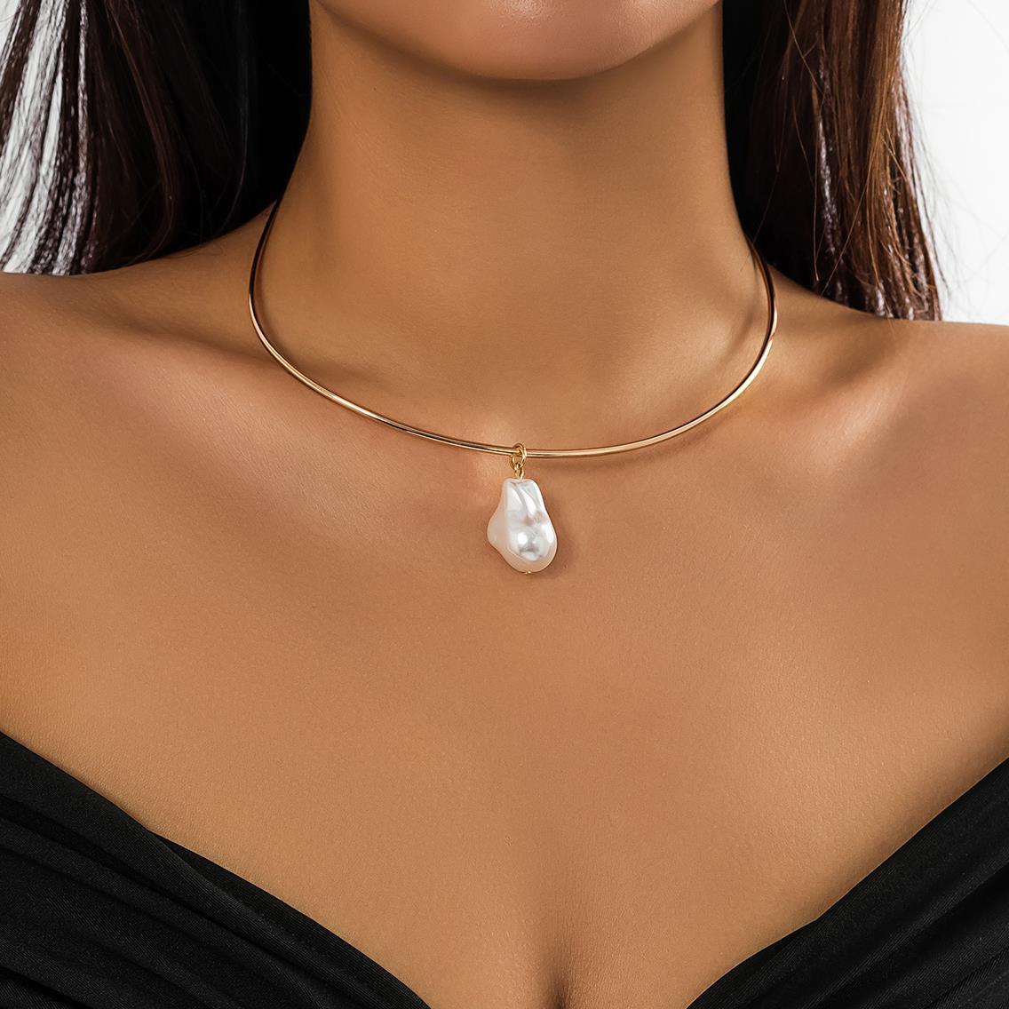 Women's Fashion Temperament Shaped Pearl Pendant Choker Necklace